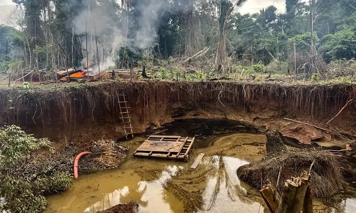 DESTRUIÇÃO NA AMAZÔNIA: Brasil e França SE UNE em AÇÃO URGENTE contra o GARIMPO ILEGAL!