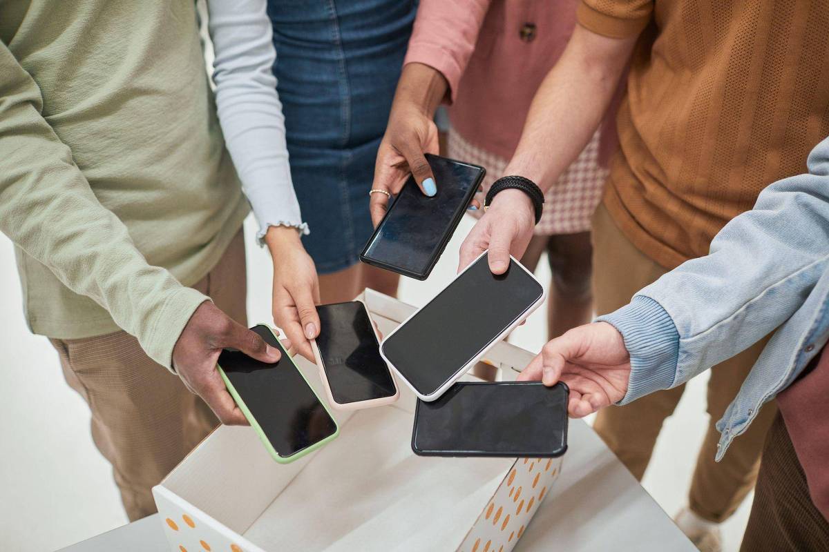 Escola Proíbe Celular, Mas Pais Liberam 5 Horas de Uso! O Que Está Acontecendo com Nossas Crianças?