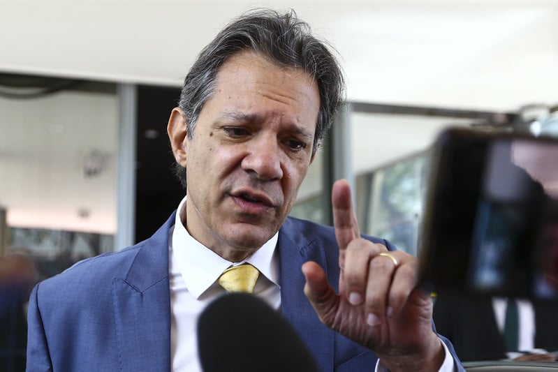 Haddad REVOLTA com rumores: Pé de Meia NÃO vai acabar e promete preços mais baixos nas compras!