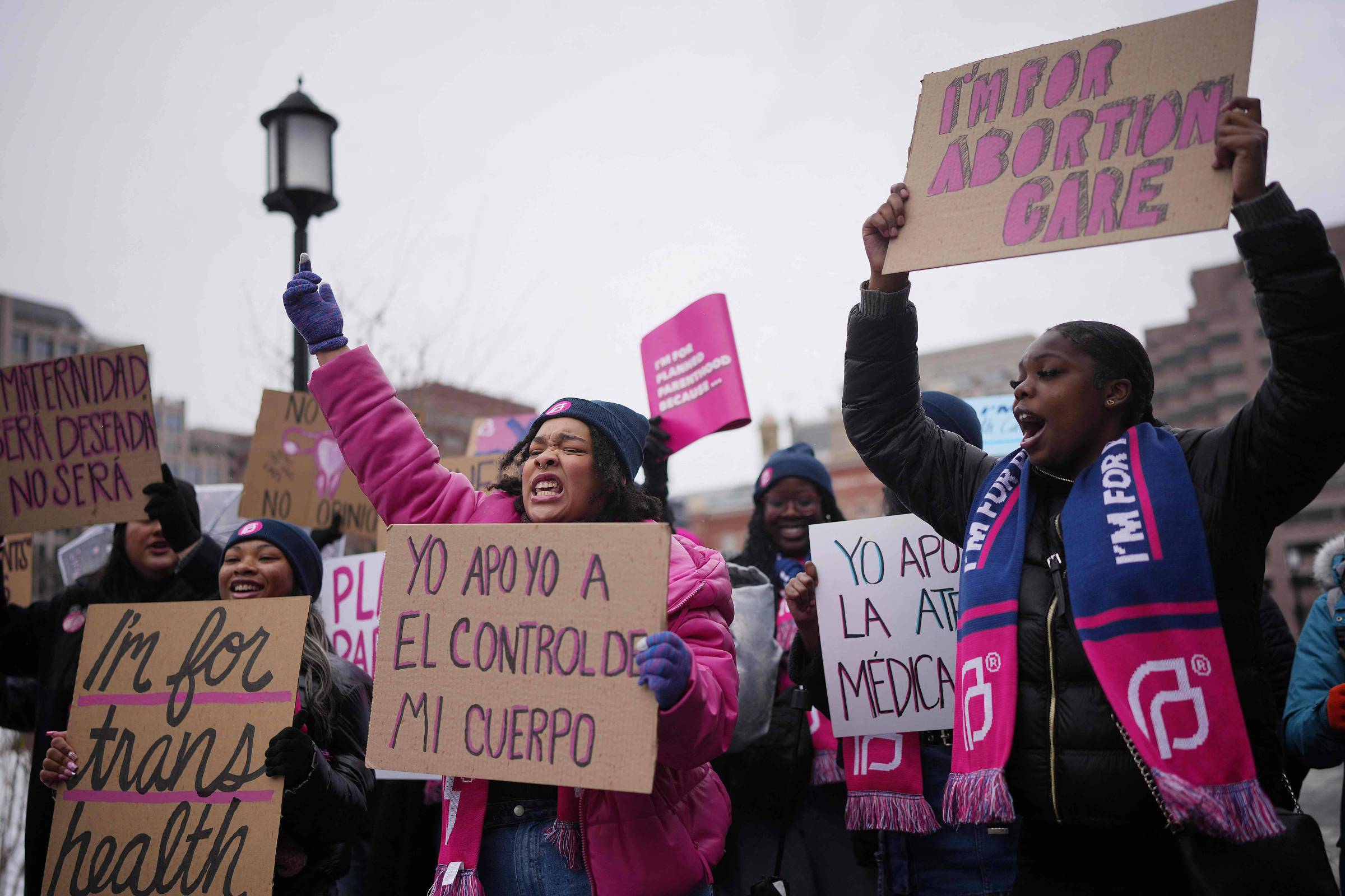 Trump REVOGA financiamento internacional a organizações de aborto e gera POLÊMICA!