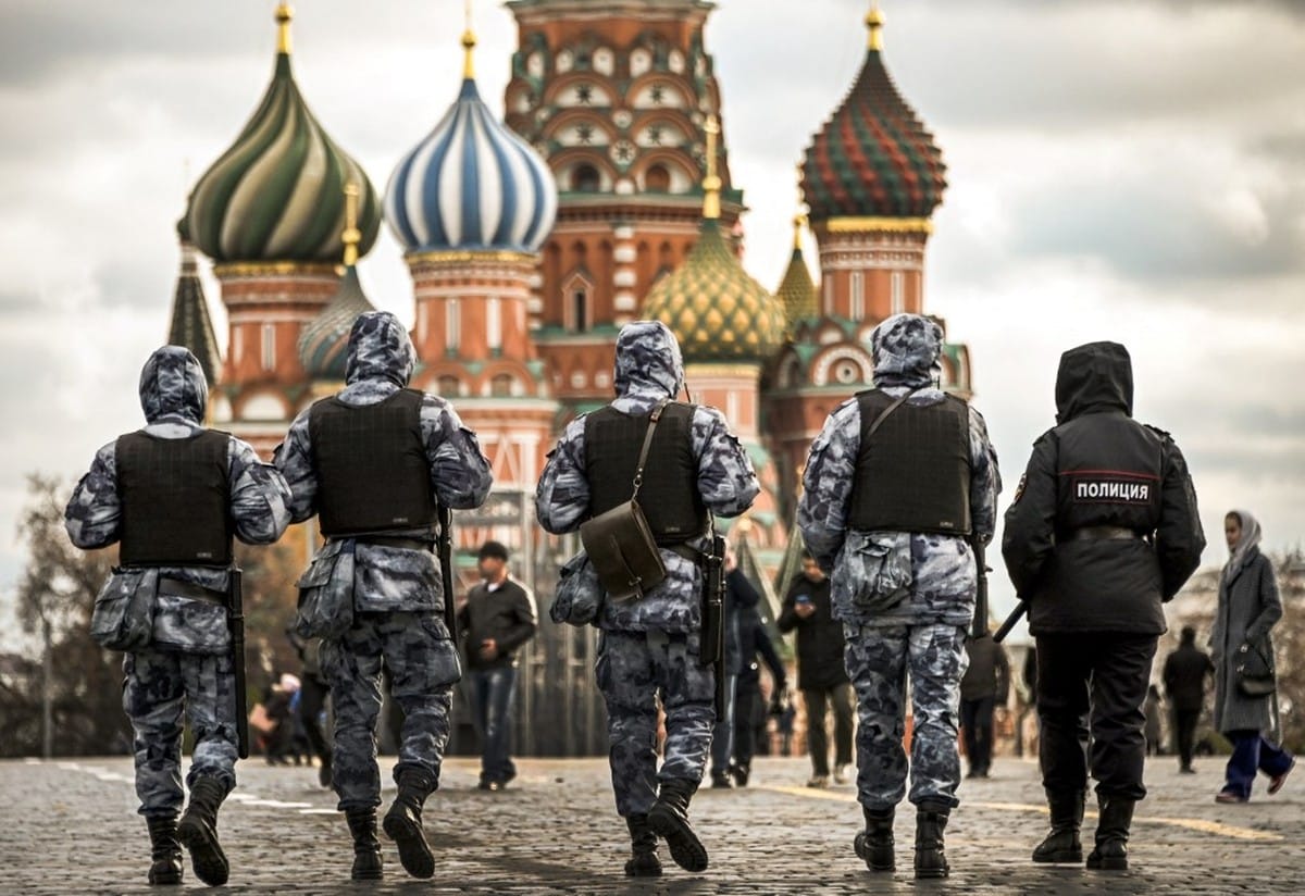 Ucrânia DISPARA DRONES contra Moscou e provoca CAOS nos aeroportos!