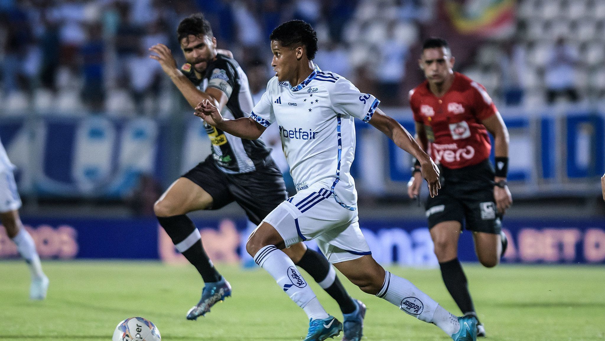 Choque de Gigantes: Cruzeiro Afunda em Estreia Desastrosa com Jardim!