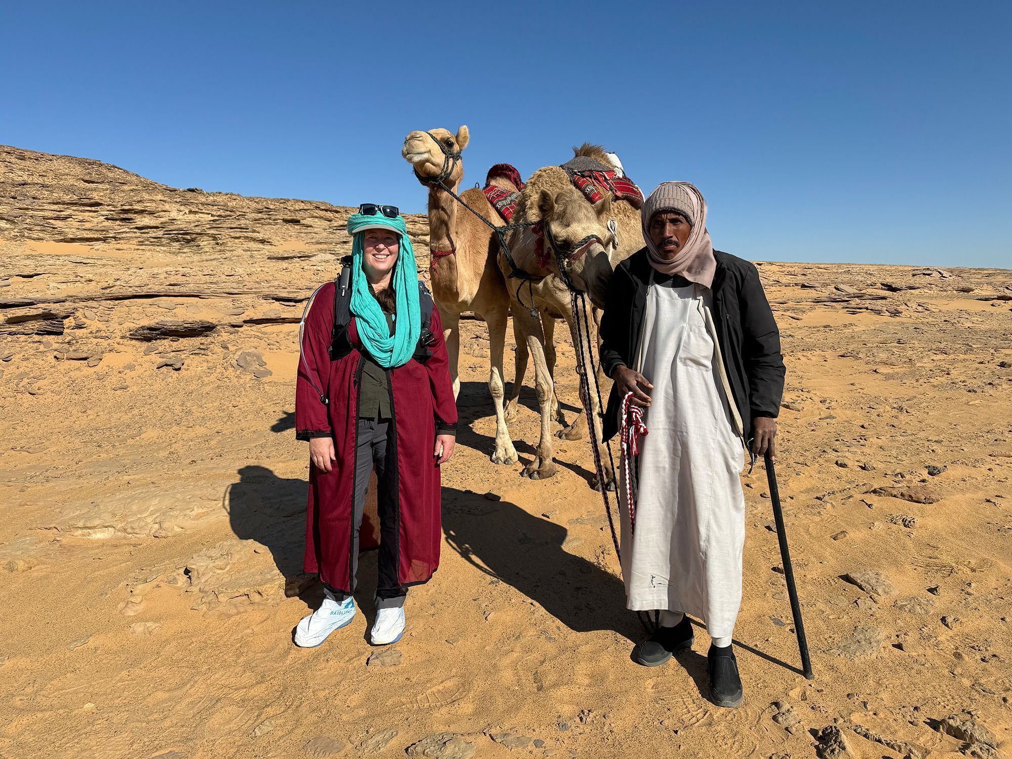 Desbravadora Corajosa: Mulher Enfrenta deserto da Arábia Saudita em Chamado Épico!