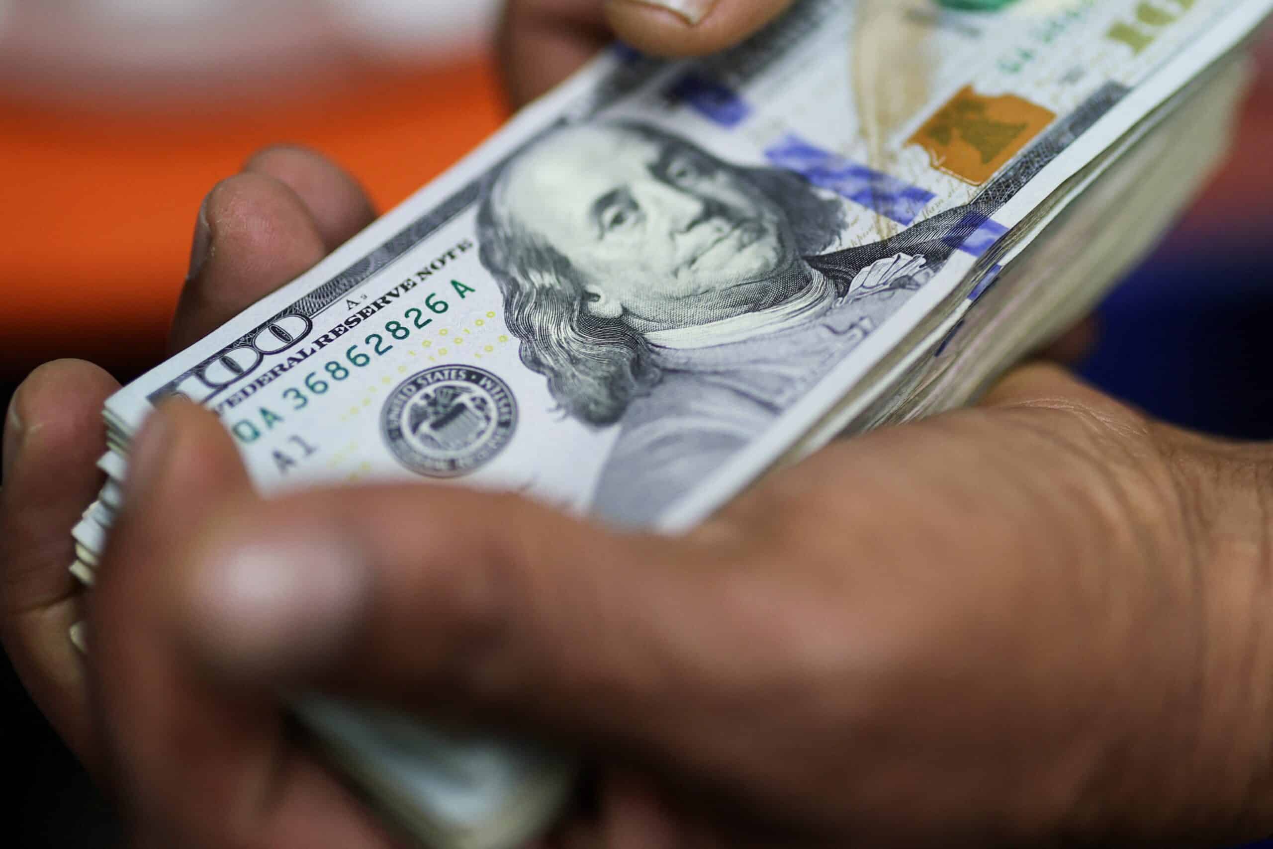 Dólar despenca! Crise global põe investidores em alerta máximo!