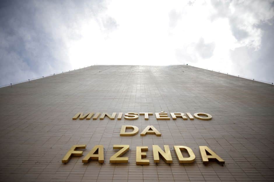 Futuro da Economia Brasileira à Beira do Abismo: 16 Propostas Cruciais no Congresso!