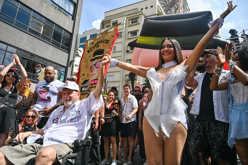 Marcelo Rubens Paiva SOFRE AGRESSÃO CHOCANTE durante desfile do Baixo Augusta!