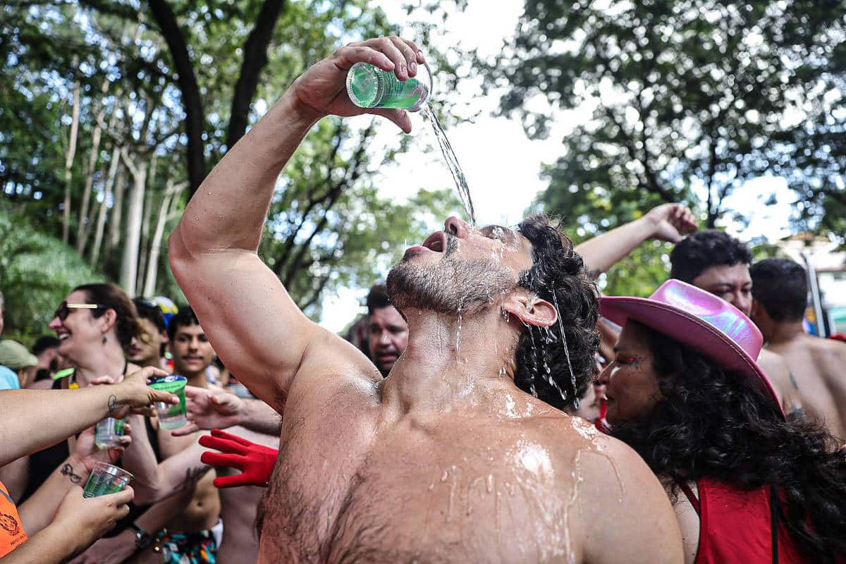 🔥 ALERTA MÁXIMO: Carnaval Sob a Fúria do Calor! Proteja-se ou Sofra! 🌡️