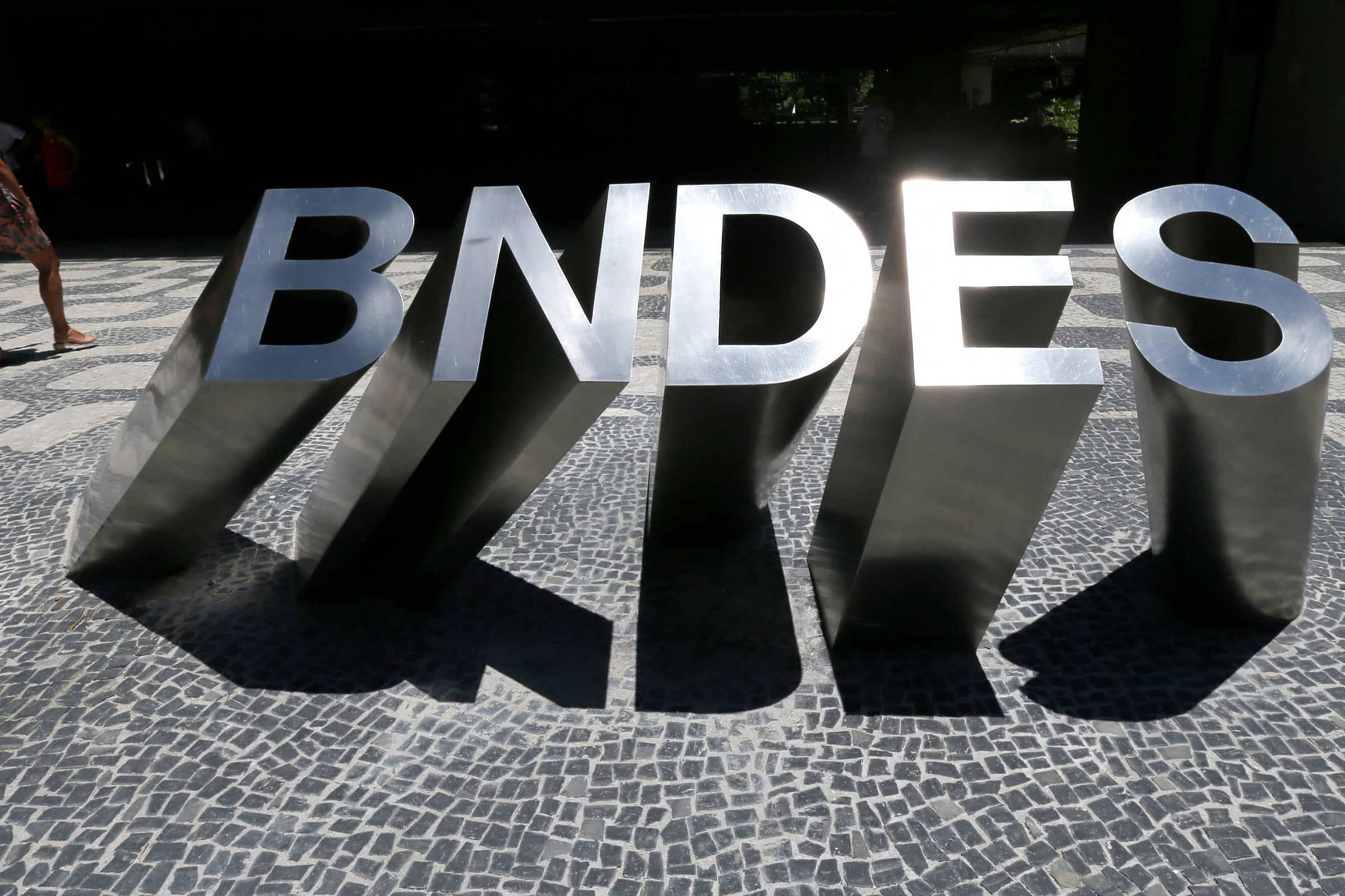 BNDES ABALA O MERCADO: Acordo Bombástico com J&F Para Listagem Dupla da JBS!