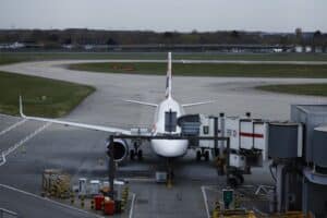 Caos no Céu: Aeroporto de Londres Retoma Voos Após Incêndio Que Paralisou o Mundo!