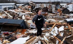 Catástrofe nos EUA: Tempestade Devastadora Mata 31 e Libera Fúria de Tornados e Incêndios!