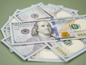 Dólar despenca! Mercado em alvoroço à espera de Trump e novos dados explosivos!