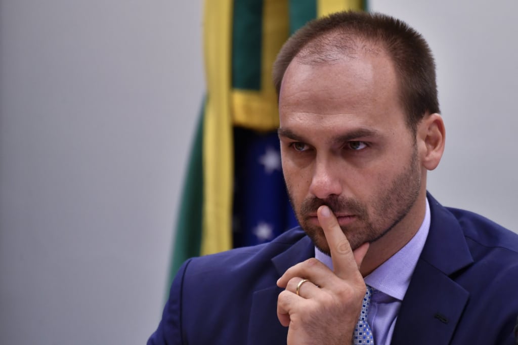 FUROR POLÍTICO! Deputado americano defende Eduardo Bolsonaro e exige SANÇÕES IMEDIATAS contra Alexandre de Moraes!