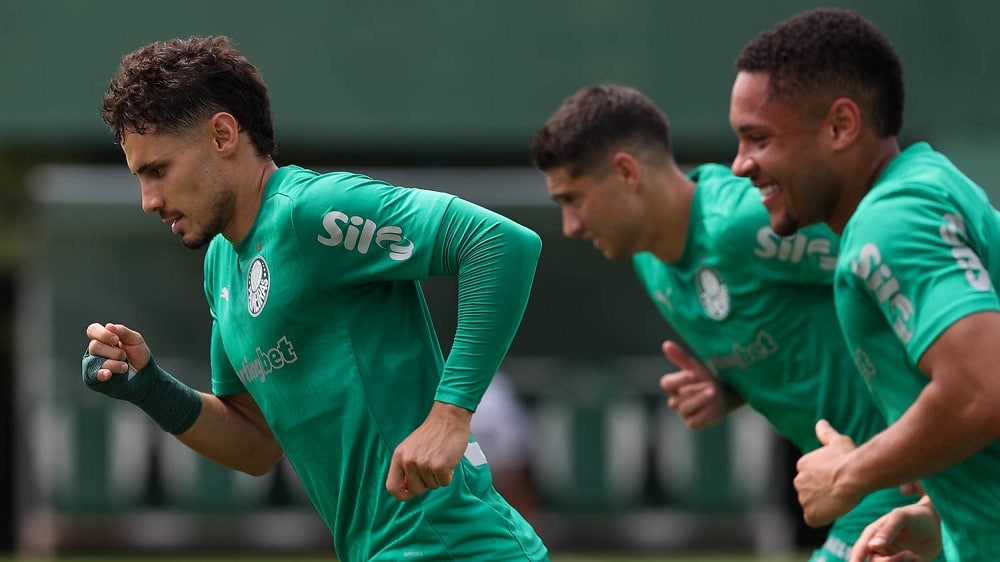 Palmeiras em Chamas: Raphael Veiga Revela Segredo do Sucesso Antes do Choque com o Corinthians!