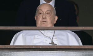 Papa Francisco Deixa o Silêncio: Retorno Bombástico Neste Domingo!