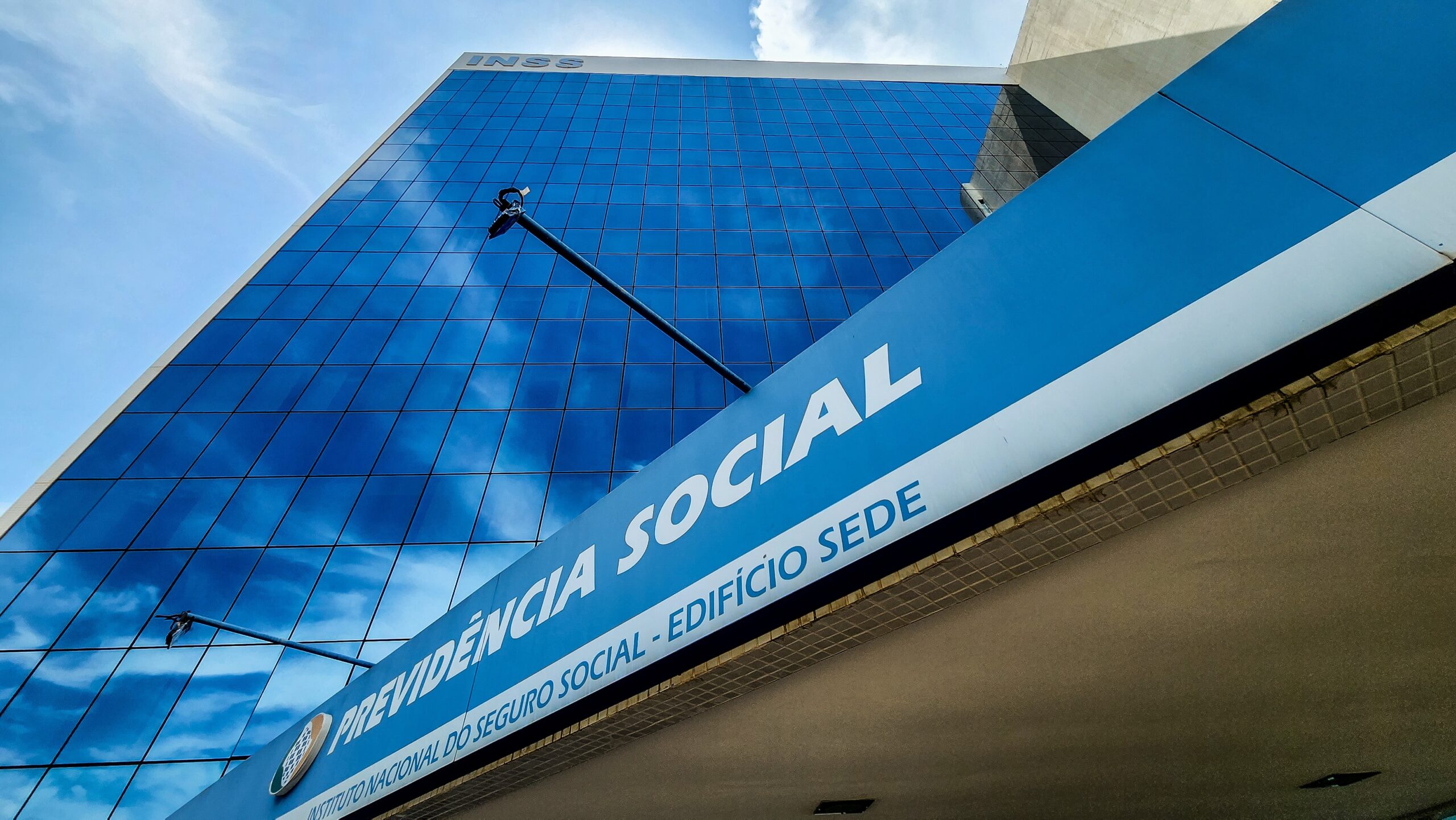 A Tragédia do INSS: Rombo Quádruplo em 75 Anos com o Envelhecimento da População!
