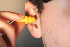 ALERTA IMPACTANTE: Sua Audição Pode Desaparecer com o Tempo! Descubra Como Proteger Seus Ouvidos!