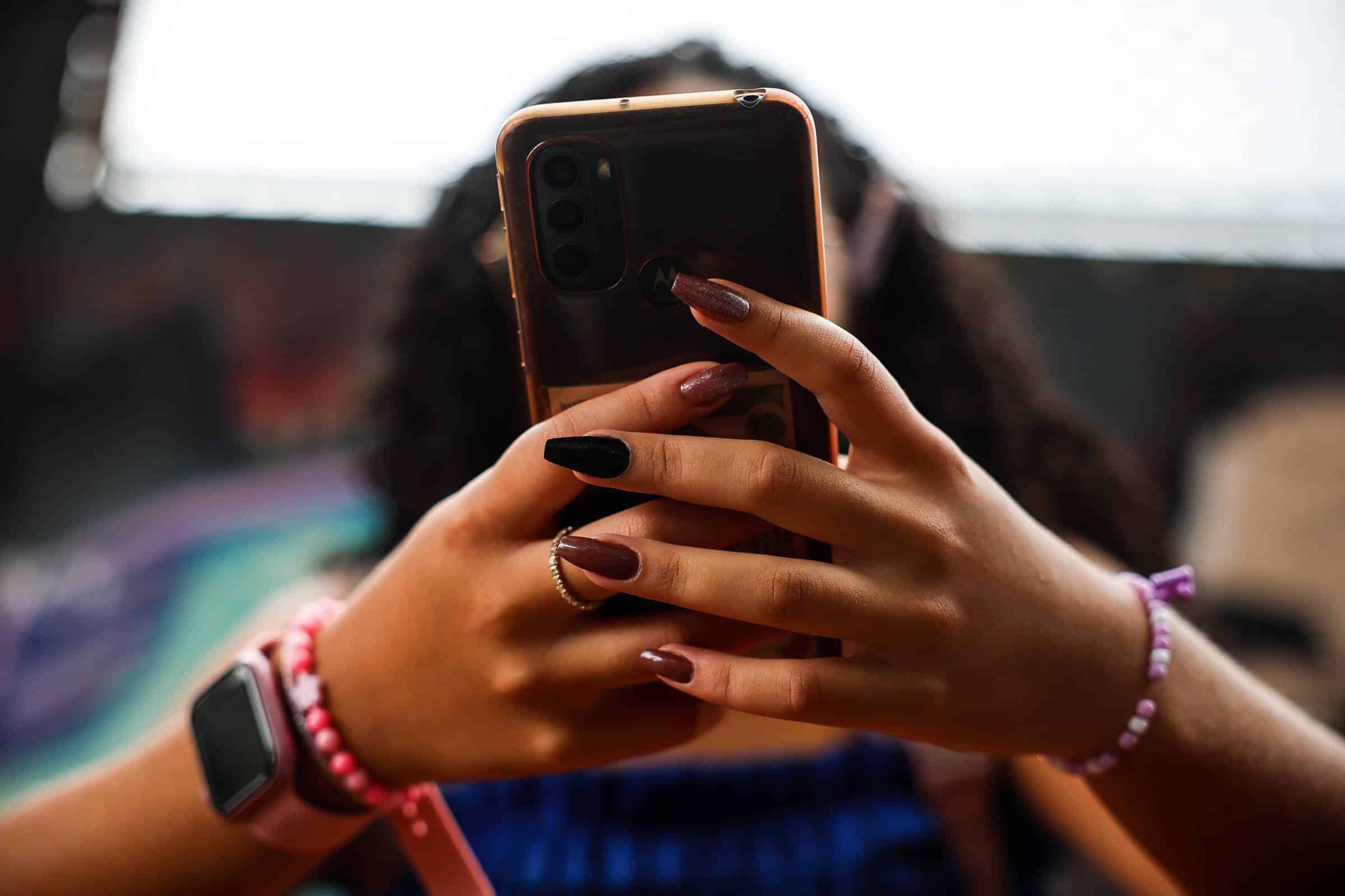 Acordo Polêmico: Grupo Quer Proibir Celular para Crianças até 2025!