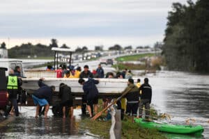 CAOS NA ARGENTINA: Milei Convoca Forças Armadas em Emergência Após Inundações Devastadoras!