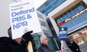 CRISE NA RÁDIO PÚBLICA: EUA EM ALERTA DEVIDO A DECRETO IMPACTANTE DE TRUMP!