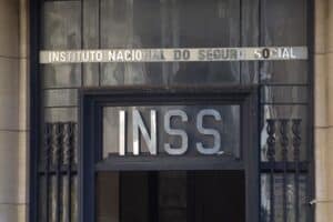 CRISE NO INSS: Governo em Guerra para Reparar Aposentados Lesados e Manter Orçamento!