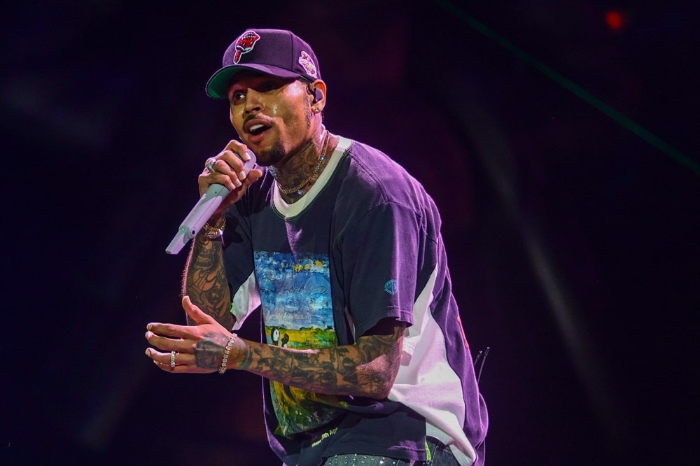 Chris Brown Detido em Hotel de Luxo: Suspeita de Ataque Brutal a Produtor com Garrafa!