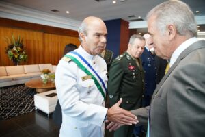 Comandante da Marinha DESMENTE uso de blindados em possível GOLPE de Estado!