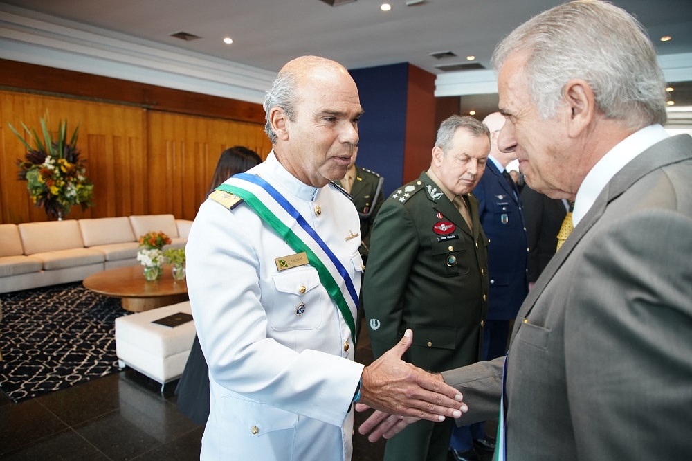 Comandante da Marinha DESMENTE uso de blindados em possível GOLPE de Estado!
