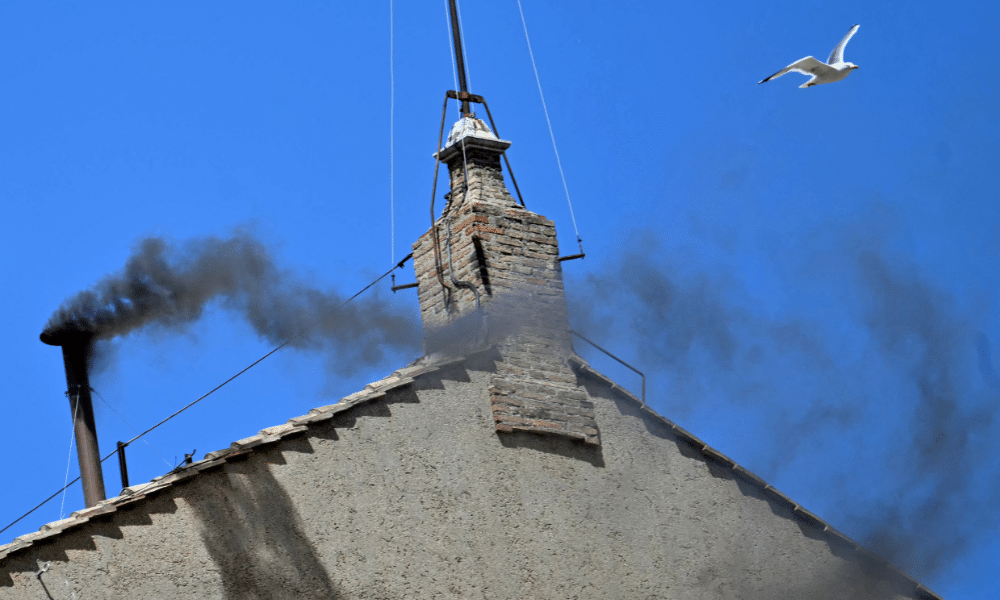 Conclave em Crise: Fumaça Preta Abala Esperanças de Novo Papa!