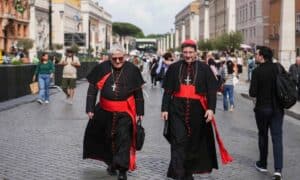 Conclave em Roma: Cardeais Chegam para Decidir o Futuro da Igreja em Grande Mistério!