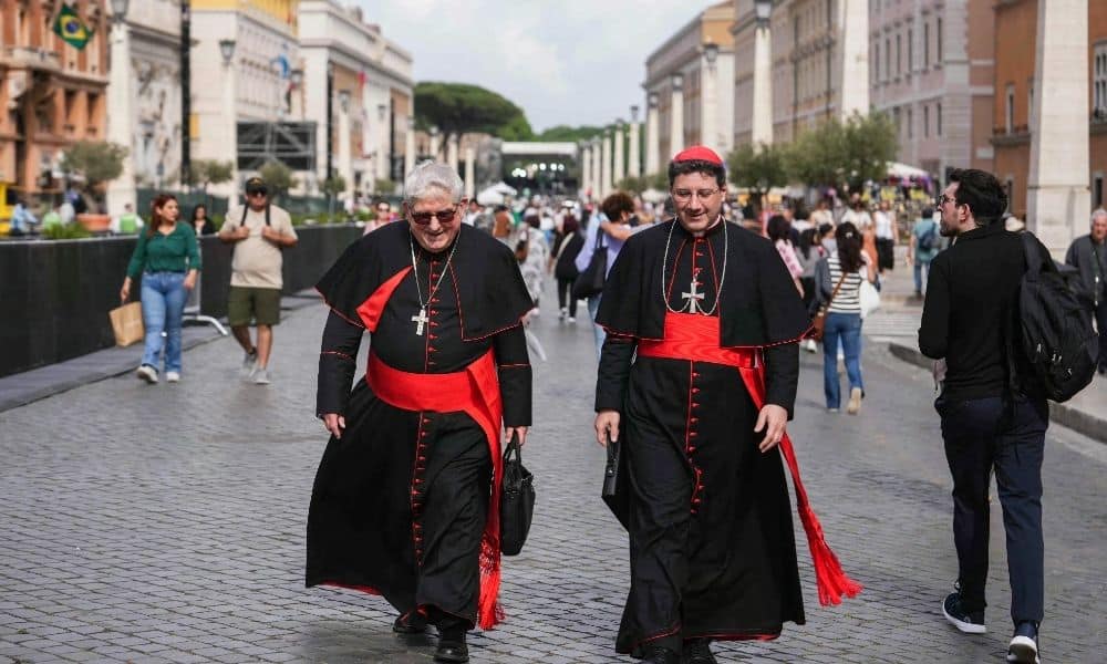 Conclave em Roma: Cardeais Chegam para Decidir o Futuro da Igreja em Grande Mistério!