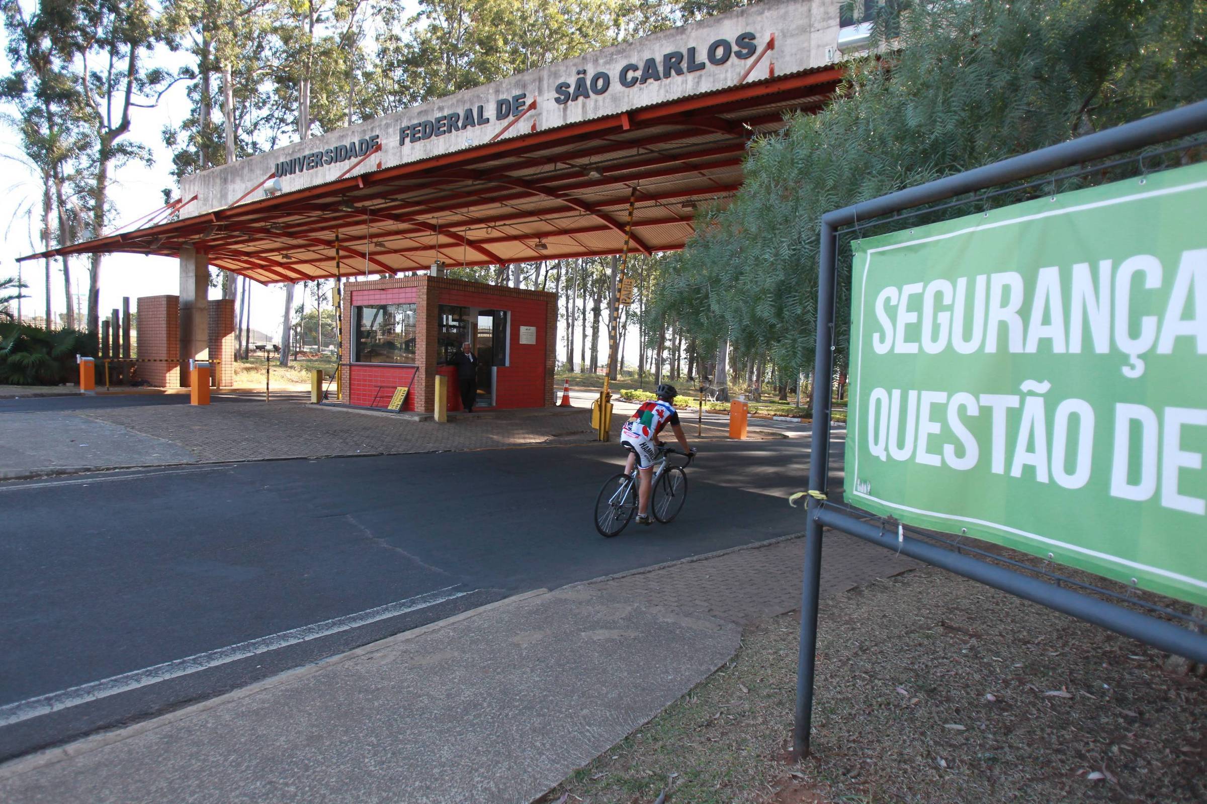 Deputado Ataca Cotas Trans na UFSCar: PGR em Alerta!