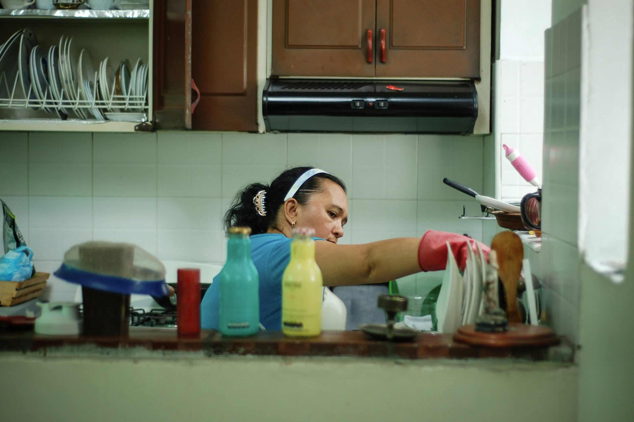Desastre no Emprego: Trabalho Doméstico com Carteira Assinada despenca 18% em 10 Anos!