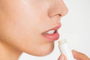 Desvende o Segredo do Envelhecimento Labial: Acabe Já com Rugas, Ressecamento e Volume Perdido!