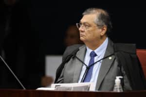 Dino em Foco: Julgamento Explosivo sobre Escolas Cívico-Militares em SP!