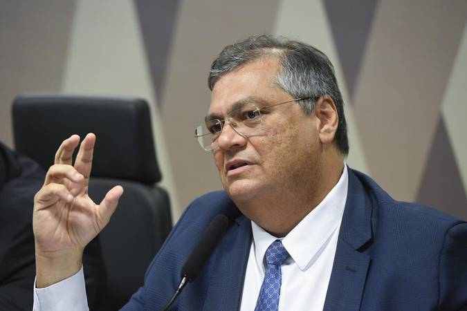 Dino em Fúria: Emenda Polêmica da Câmara Agita os Bastidores do Poder!