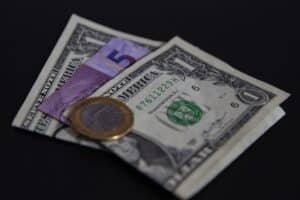 Dólar despenca 1,32% e chega a R$ 5,60: O menor valor em quase um ano!