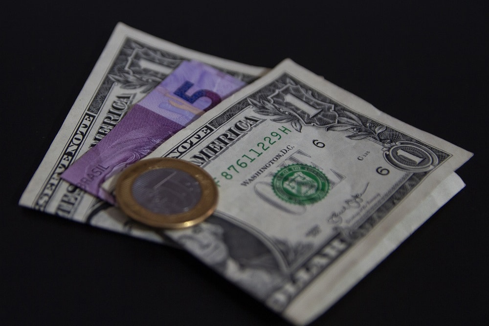 Dólar despenca 1,32% e chega a R$ 5,60: O menor valor em quase um ano!