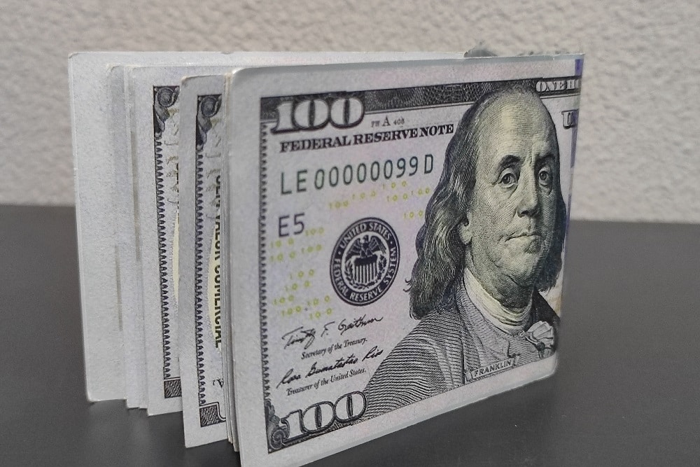 Dólar em Alta: R$ 5,67 sob Perigo de IOF em Dia Crítico!