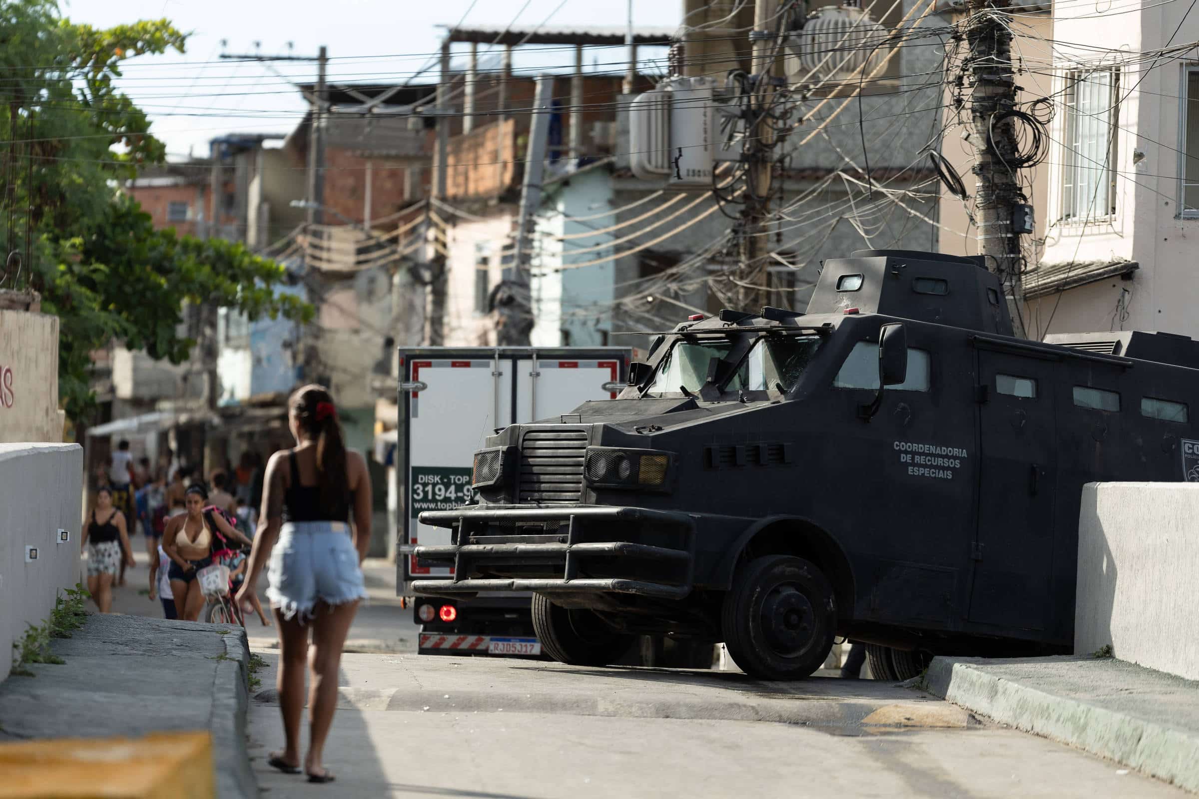 ESCÂNDALO NO RIO: MAIS DA METADE DOS ALUNOS NO MEIO DO TRÁFICO E MILÍCIAS!
