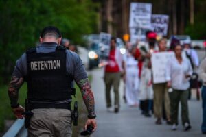 EUA em Crise: Trump Declara Guerra contra Cidades que Defendem Migrantes!