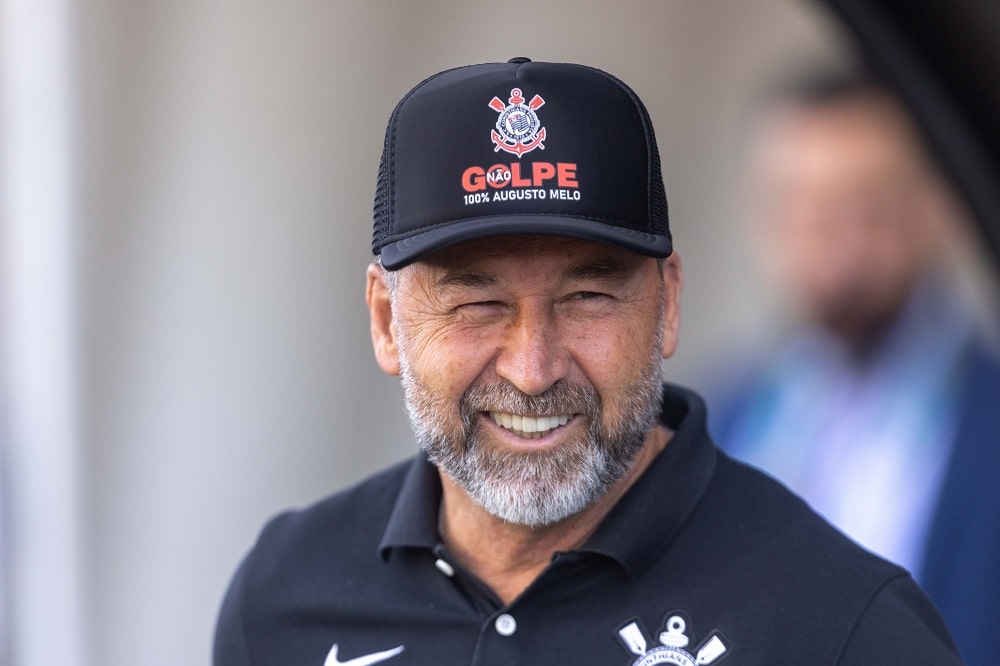 Escândalo à Vista: Augusto Melo Ignora Pressão da Torcida e Desafia Polícia em Plena Presidência do Corinthians!