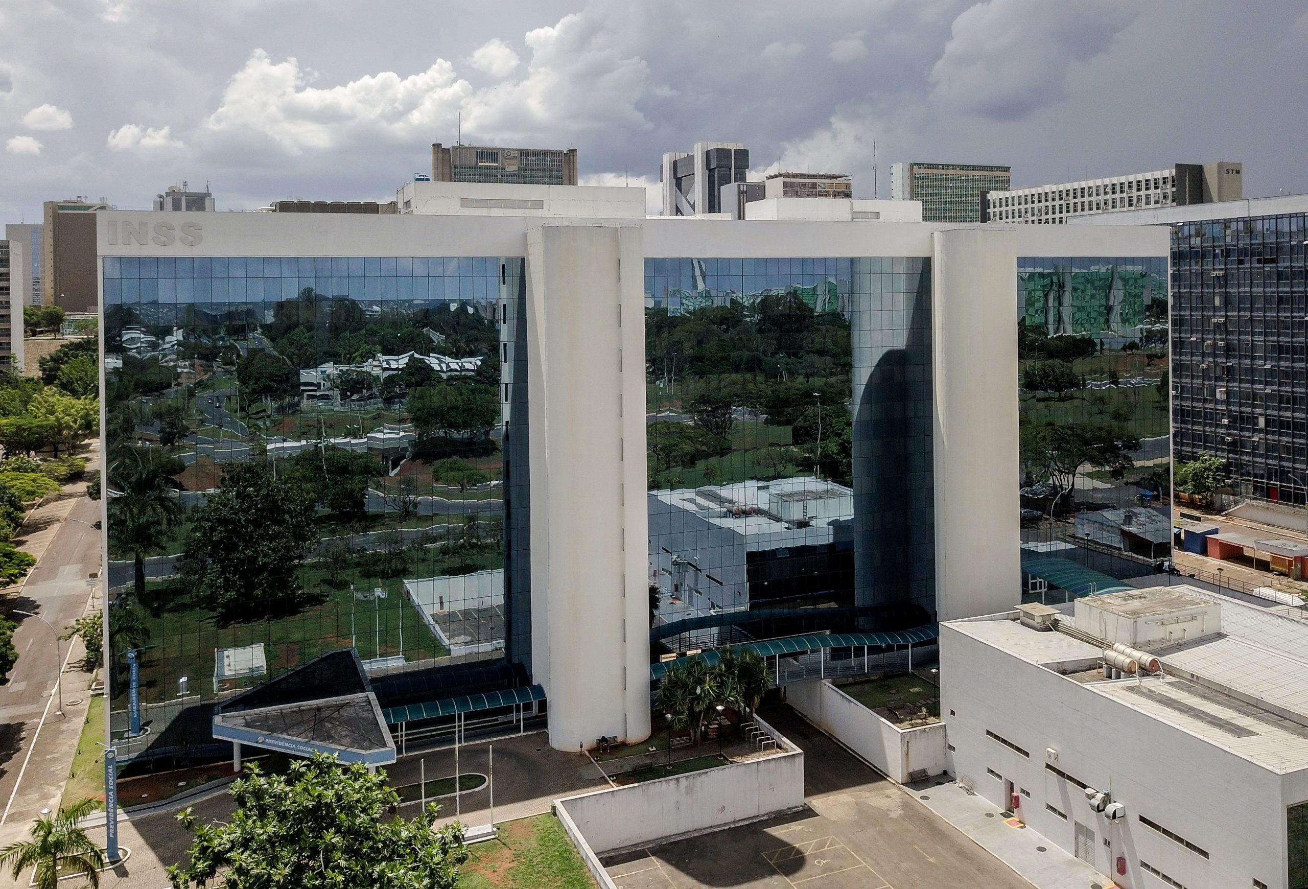 Escândalo à Vista! Diretor do INSS Ligado a Empresas Privadas!