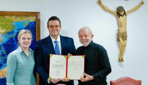 Escândalo à Vista: Ministro da Previdência em Reunião Secreta sobre Fraude Milionária no INSS!