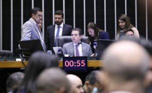 Escândalo na Câmara: Aumento de Cargos e Reajuste Surreal para Servidores em Tempo de Crise!