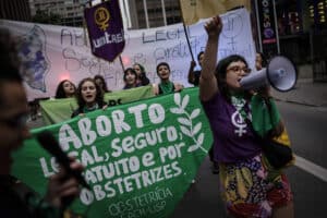Escândalo nas Maternidades do Rio: Cartazes Anti-Aborto Invadem Hospitais!