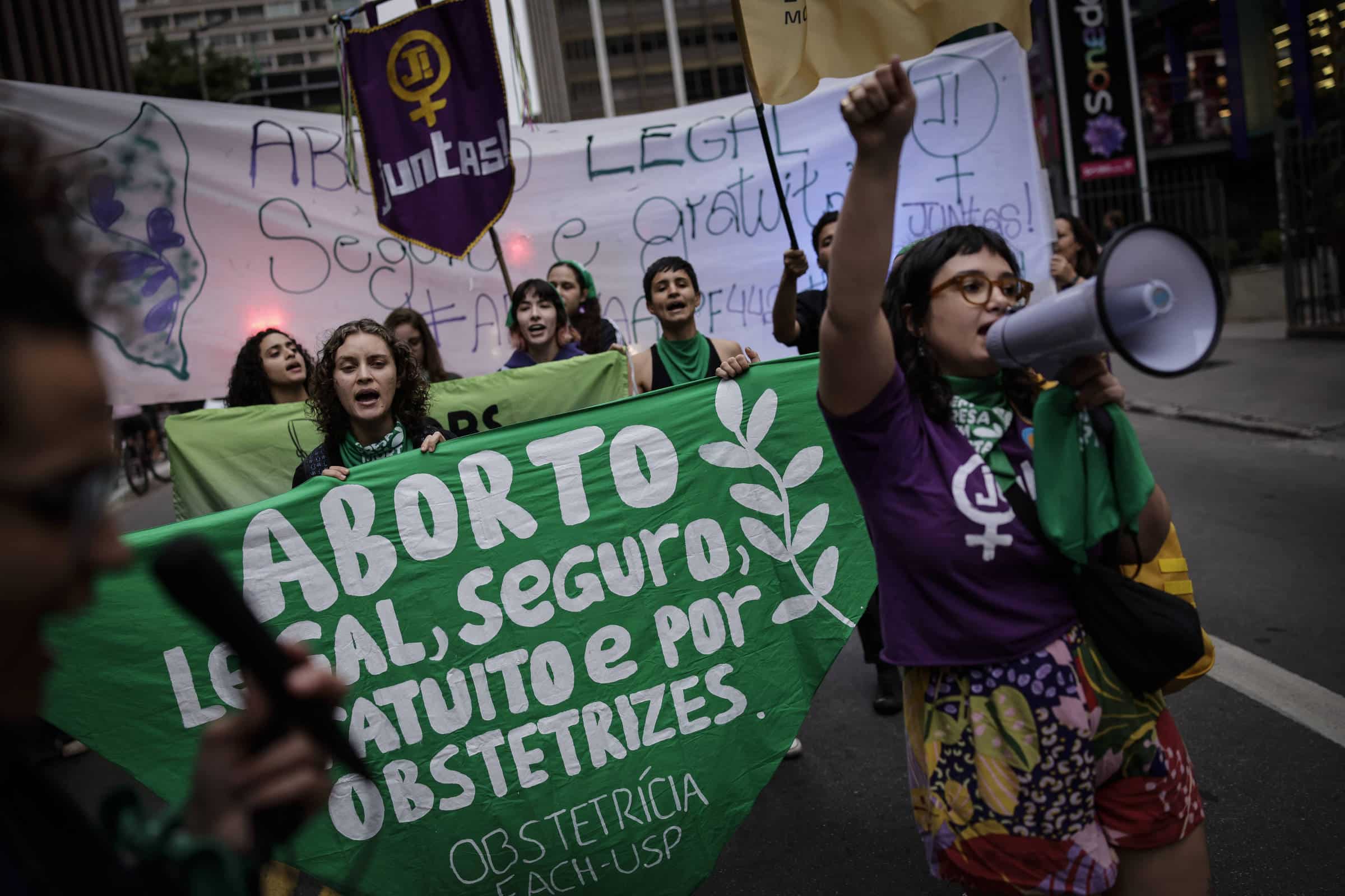Escândalo nas Maternidades do Rio: Cartazes Anti-Aborto Invadem Hospitais!
