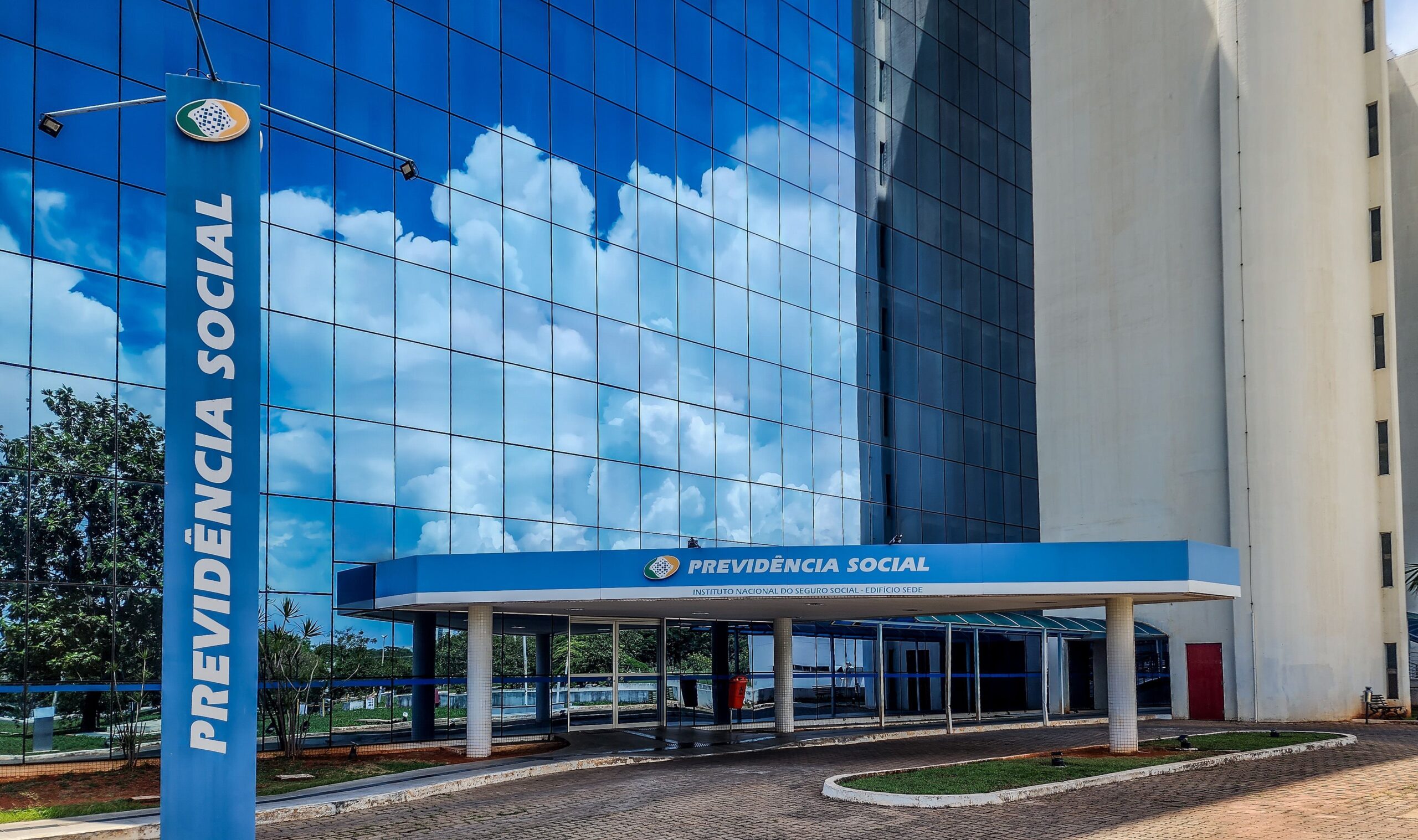 Escândalo no INSS: TCU Adia Julgamento de Fraudes pela 6ª Vez!
