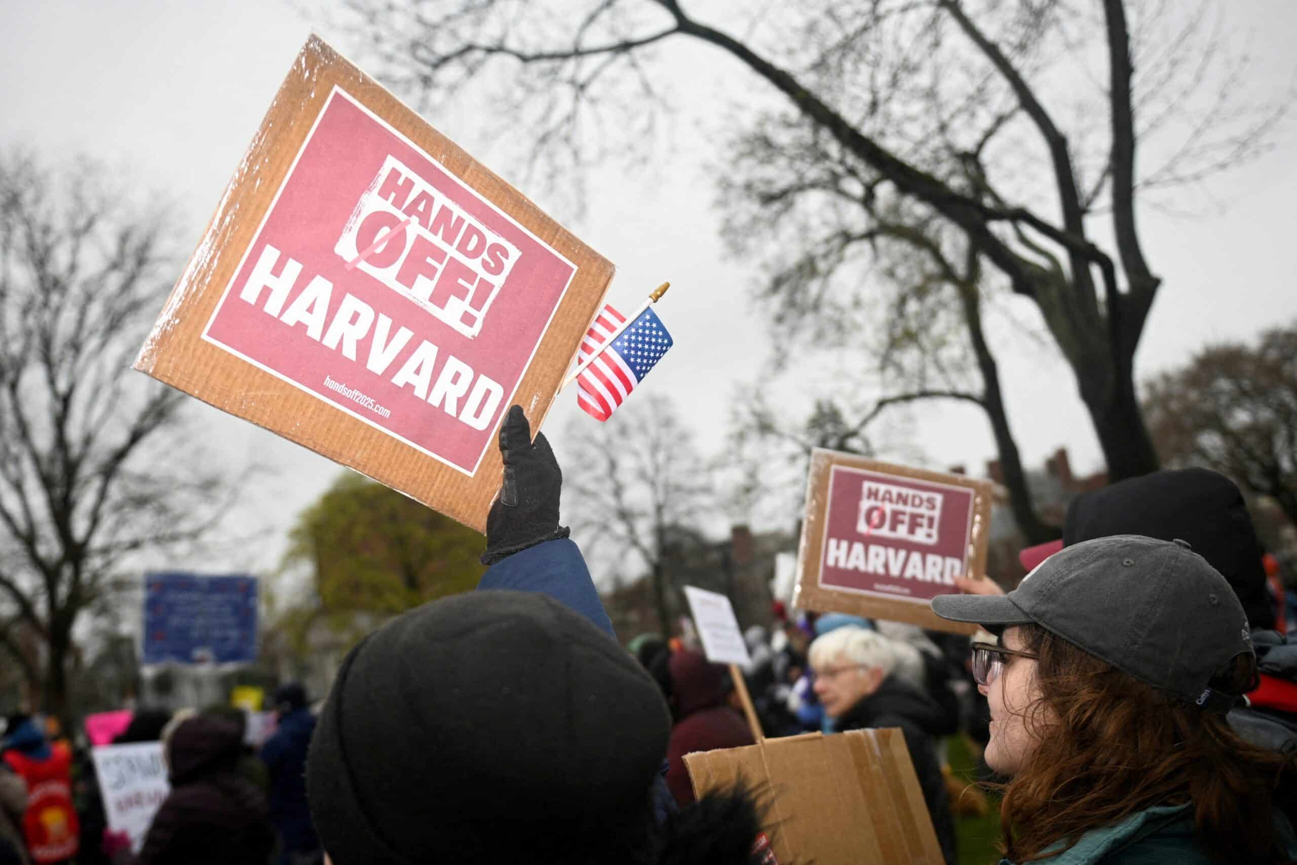 HARVARD ENFRENTA O GOVERNO DOS EUA: A LUTA URGENTE CONTRA A PROIBIÇÃO DE TRUMP!