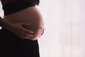 JUSTIÇA CHOCA: Juíza AFASTADA por Bloquear ABORTO em Gestação Avançada!