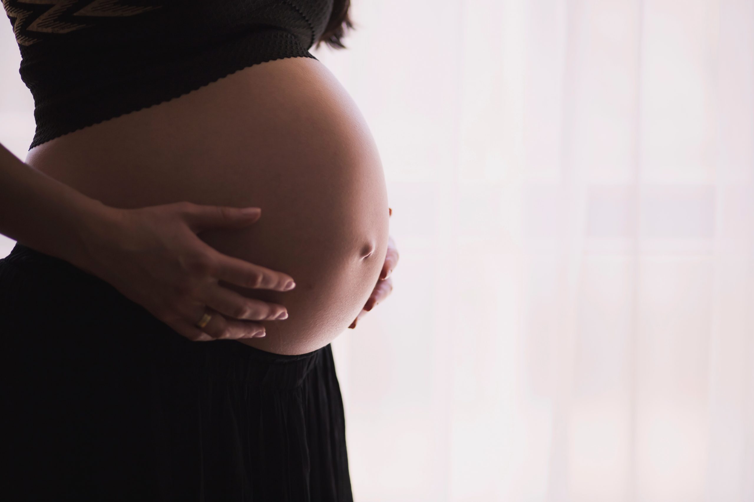 JUSTIÇA CHOCA: Juíza AFASTADA por Bloquear ABORTO em Gestação Avançada!